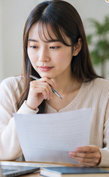 女性がオンラインで学習・相談するイメージ
